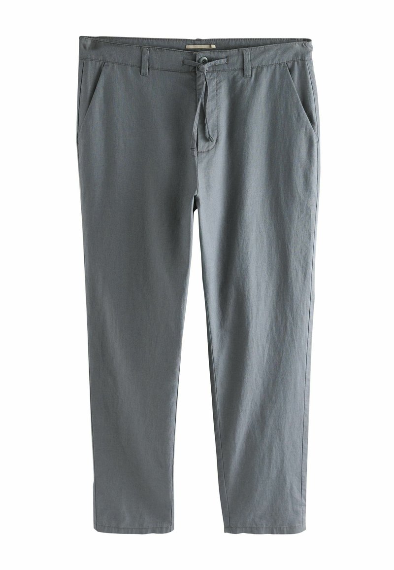 Pantalons en coton gris à coupe décontractée, avec une fermeture à bouton, une ceinture ajustable et des poches latérales. Texture lisse et design simple.