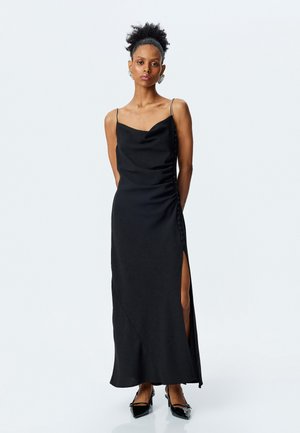 Schwarzes Satin-Maxi-Kleid mit einem seitlichen Schlitz, dünnen Trägern und einem drapierten Design. Es verfügt über eine schlanke Silhouette und einen Knopfdetail an der Seite.