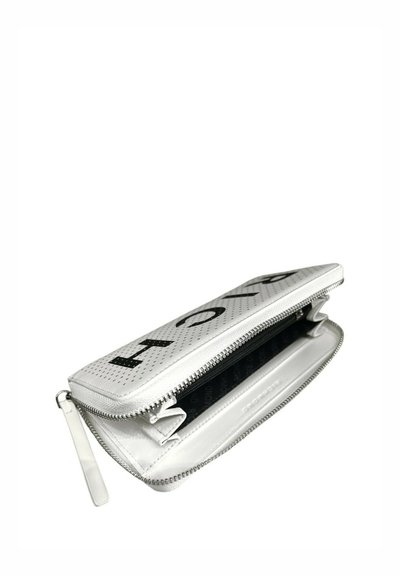 Cartera blanca con cremallera y letras negras, parcialmente abierta para mostrar los compartimentos interiores y un bolsillo con cremallera en su interior.