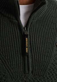 Dunkelgrüner Reißverschluss-Pullover mit gerippter Textur, hoher Kragen, schwarzem Reißverschluss und einem gelben Logo-Label mit der Aufschrift "PME LEGEND."