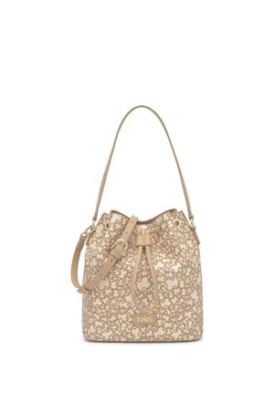 Bolso tipo saco Tous beige con patrón texturizado, correa ajustable, cierre con cordón y placa con logo en el frente.