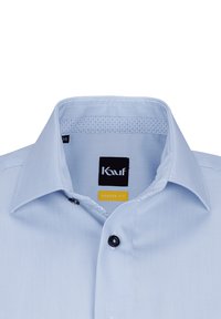 Helle blaue, modern geschnittene Hemd mit Kentkragen, schwarzem Knopf und sichtbarem Markenetikett im Kragen, das "Kauf" liest.