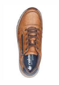 Brun lädersko med snörning och sidodragkedja. Har en vadderad krage och en blå vadderad innersula. Sulan är ljusfärgad och robust.