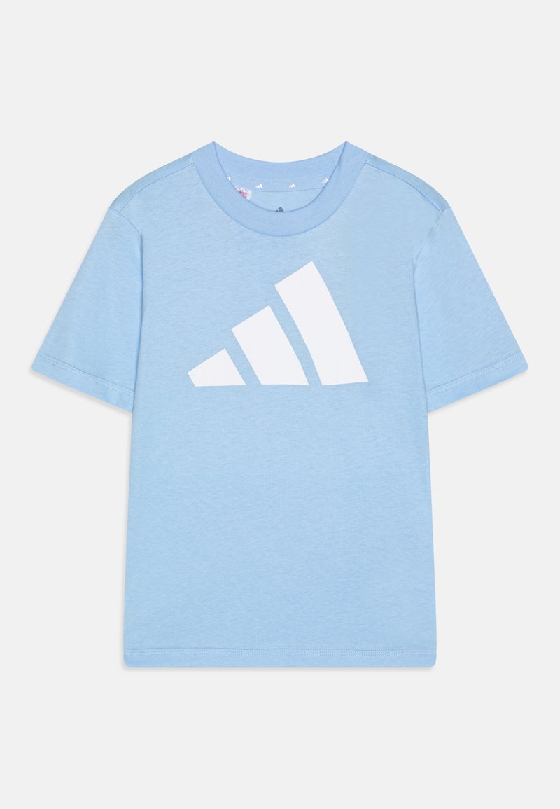 Ανοιχτό μπλε βαμβακερό t-shirt με κοντά μανίκια, στρογγυλή λαιμόκοψη και μεγάλο λευκό λογότυπο τριών λωρίδων μπροστά.