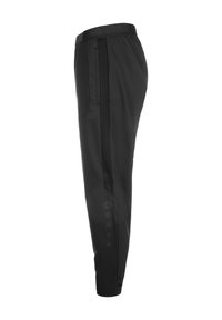 Zwarte sportbroek van lichtgewicht materiaal, met een mesh zijpaneel, elastische tailleband en logo-accenten.
