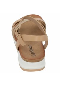 Sandal beige con fasce incrociate e fibbia alla caviglia, con soletta imbottita e suola intermedia bianca a contrasto, finitura opaca.
