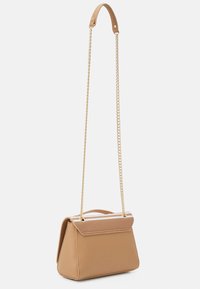 Borsa a mano beige con un design strutturato, dotata di una catena e di un manico superiore, accentuata da una texture liscia e da una patta pieghevole.