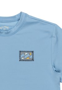 Svetlomodré tričko s krátkym rukávom vyrobené z bavlny, s obdĺžnikovým vlnovým logom v modrej, bielej a žltej farbe na prednej strane, obšité čiernymi stehy.