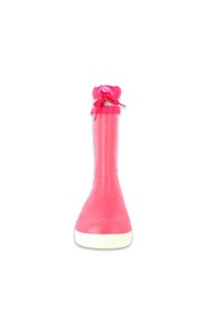 Botte étanche rose avec une surface en caoutchouc lisse, un haut resserré avec un cordon rouge et une semelle en caoutchouc blanche.
