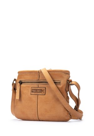 Bolso cruzado de cuero marrón claro con correa ajustable, bolsillo con cremallera y detalles de costura. Presenta una placa de logo de la marca. Diseño compacto.