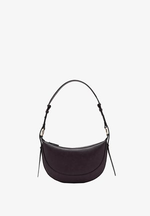 Bolso hobo de cuero púrpura con forma redondeada, correa desmontable y acentos en tono dorado. Superficie texturizada con costuras visibles.