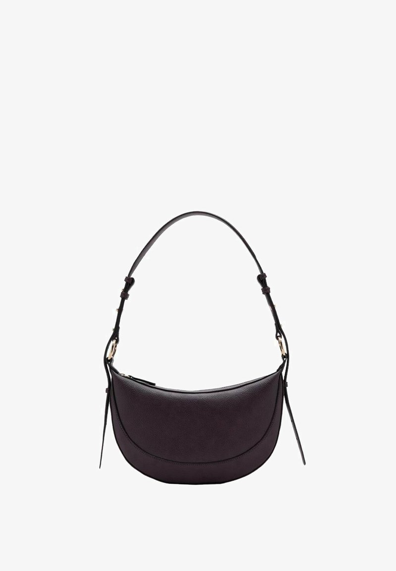 Bolso hobo de cuero púrpura con forma redondeada, correa desmontable y acentos en tono dorado. Superficie texturizada con costuras visibles.