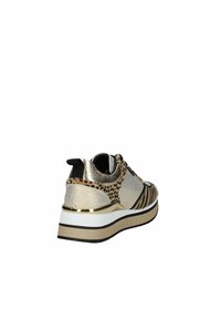Sneakers platform oro e neri con un motivo animale testurizzato, dettagli metallici e suola bianca. Presentano una forma arrotondata e design con lacci.