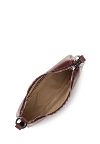 Pochette con zip rossa in pelle liscia, hardware argentato e fodera interna beige. Presenta una chiusura superiore con zip per un facile accesso.