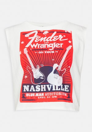 Biała koszulka bez rękawów z czerwono-niebieską grafiką przedstawiającą dwie gitary elektryczne oraz tekst o trasie Fender i Wrangler w Nashville.