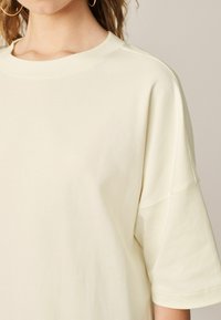 Next OVERSIZED LONGLINE - REGULAR FIT - Marškinėliai su spaudiniu - ecru white