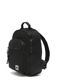 Černý batoh s textilním vnějším povrchem, polstrovanými popruhy, zaobleným tvarem, jednou přední zipovou kapsou a značkovou visačkou v pravém dolním rohu.