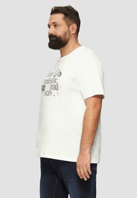 s.Oliver MIT FRONT - T-shirt print - weiß