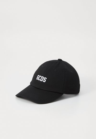 Gorra de béisbol negra hecha de algodón, con un logotipo bordado "GCDS" en blanco en la parte frontal. Visera curvada y diseño de seis paneles.