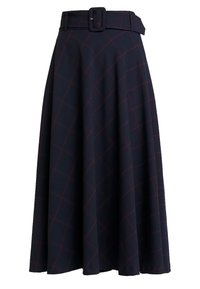 Jupe bleu marine à motif quadrillé rouge, en tissu doux. Elle possède une large ceinture avec une boucle rectangulaire et une silhouette évasée.