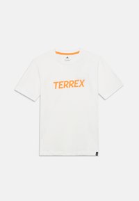 Λευκό βαμβακερό T-shirt με κοντά μανίκια, διακοσμημένο με πορτοκαλί λογότυπο "TERREX" στο κέντρο και πορτοκαλί λεπτομέρεια στο γιακά.