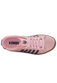 Jasnoróżowe zamszowe sneakersy z granatowymi paskami, z sznurowanym zapięciem, teksturowaną wkładką i gumową podeszwą. Widoczne logo K-Swiss.