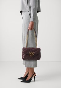 Pinko LOVE PUFF CLASSIC - Schoudertas - cioccolato amaro/antique gold