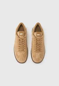 Καφέ σουέντ αθλητικά παπούτσια με κορδόνια, που διαθέτουν λαστιχένια σόλα, λογότυπο στη γλώσσα και αντίθετες λευκές πινελιές στα πλαϊνά.