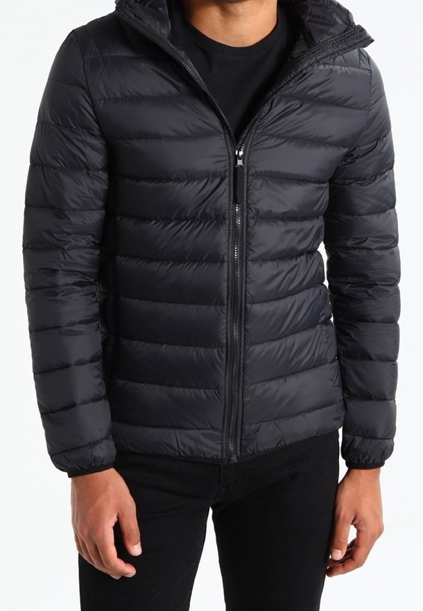 Schwarze Steppjacke mit Reißverschluss und Kapuze, mit gesteppte Abschnitte. Hergestellt aus leichtem, synthetischem Material mit langen Ärmeln.