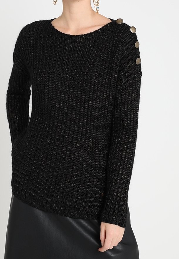Svart ribbad stickad tröja med långa ärmar, rund halsringning och fem dekorativa guldknappar på vänster axel. Mjuk textur.