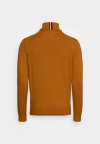 Tommy Hilfiger PIMA ORG CTN CASHMERE ROLL NECK - Camisola - crest gold