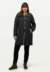 Cappotto grigio in misto lana con cappuccio, chiusure a toggle e rifiniture in grigio chiaro a contrasto; presenta tasche frontali e una vestibilità rilassata.