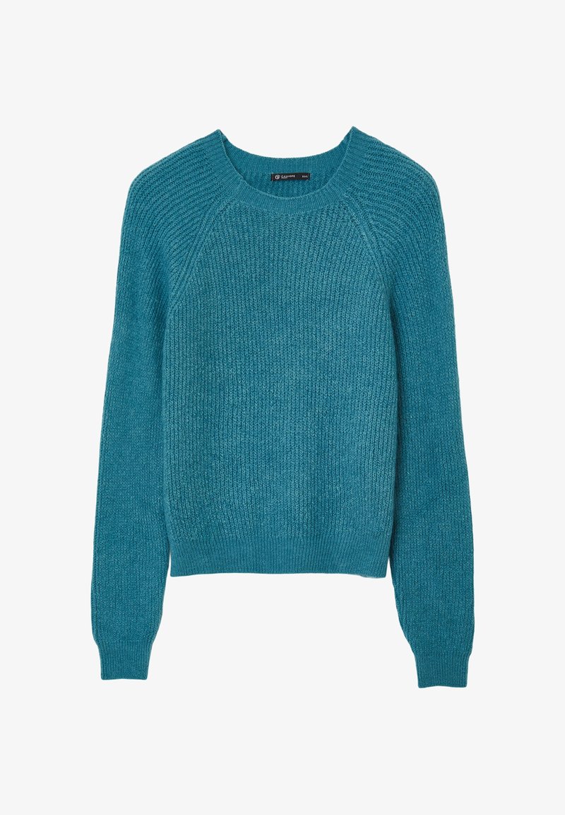 Türkisblauer, gestrickter Pullover mit Rundhalsausschnitt, langen Ärmeln sowie elastischen Bündchen und Saum, auf weißem Hintergrund flach ausgelegt.