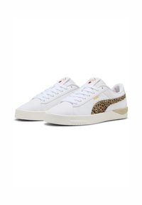 Sneakers bianchi con una fascetta in stampa leopardata testurizzata sul lato, marchio dorato e un design low-top con suole in gomma piatta.