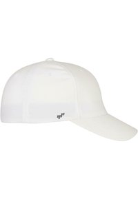 Hvid baseballcap med krum skygge, lavet af glat stof, med et lille gråt logo på siden og ventilationshuller på toppen.