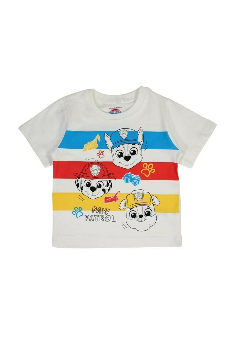 T-shirt blanc à manches courtes avec trois chiens de dessin animé sur des rayures colorées horizontales : bleu, rouge, jaune, avec le texte "PAW PATROL".