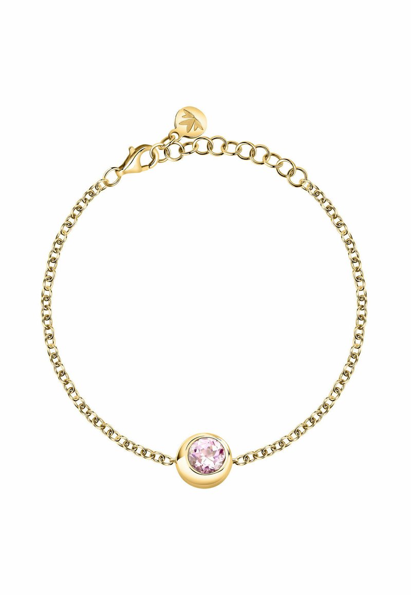 Bracciale in oro con una pietra rosa rotonda al centro, fissato con un fermaglio a molla. Texture liscia, design delicato.