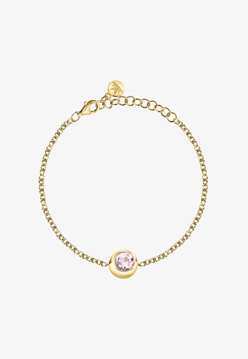 Bracciale in oro con una pietra rosa rotonda al centro, fissato con un fermaglio a molla. Texture liscia, design delicato.