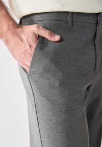 Pier One Chinot - mottled dark grey