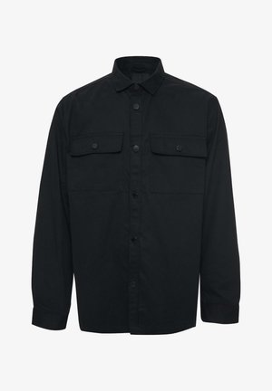 Czarna koszula z długim rękawem wykonana z bawełny. Posiada zapięcie na guziki z przodu, dwie kieszenie na piersi z klapami oraz klasyczny kołnierz. Gładka tekstura.