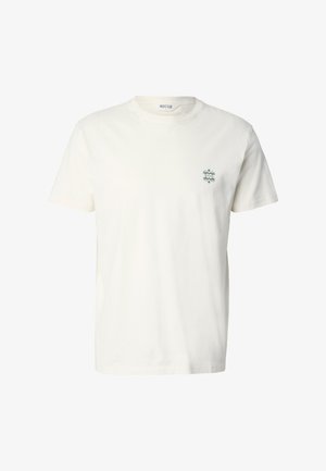 Valge puuvillane T-särk, millel on ümmargune kaelus, lühikesed varrukad ja vasakul rinnal väike roheline graafiline logo. Sile tekstuur, klassikaline lõige.