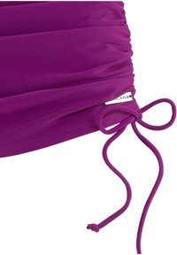 Lila geraffte Bikini-Oberteil mit verstellbarem Bindeband, aus glattem Stoff gefertigt. Verfügt über eine subtile Etikettierung, die das Design aufwertet.