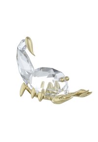 Kristallskorpion skulptur med klara facetter, guldfärgade metallklor och detaljer. Kroppen är vinklad och detaljerad, med en reflekterande yta.
