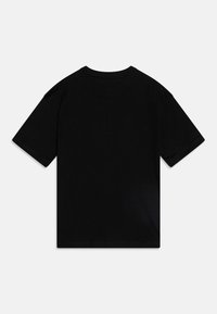 Schwarzes Baumwoll-T-Shirt mit kurzen Ärmeln, Rundhalsausschnitt, geradem Schnitt und sauberem Abschluss an Saum und Ärmeln, ohne sichtbare Logos oder Muster.