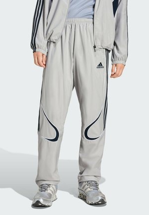 Pantaloni sportivi grigi in tessuto liscio, con accenti blu navy e un motivo ondulato lungo i lati, con elastico in vita.