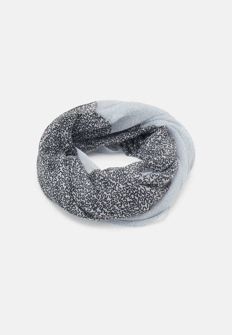 Écharpe infinie bleu clair et noire avec des motifs abstraits en zigzag, pliée en boucle sur un fond blanc.