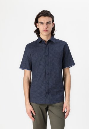 Korte mouwen, donkerblauwe shirt met patroon, met een knoopsluiting aan de voorkant en contrasterende stiksels op de mouwen, gemaakt van lichtgewicht stof.