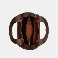 Hnedá kožená kabelka s dvoma veľkými rukoväťami, s priestranným vnútrom a centrálnym vreckom na zips.