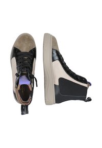 Wysokie sneakersy z mieszanką czarnej skóry, beżowego zamszu i lawendowego akcentu. Teksturowana podeszwa i sznurowany design.
