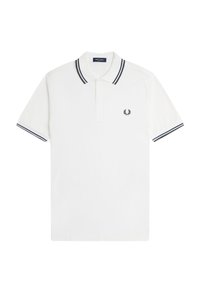Polo bianco in cotone, con colletto a righe blu e bianche e una chiusura con tre bottoni, arricchito da un piccolo logo ricamato sul petto.